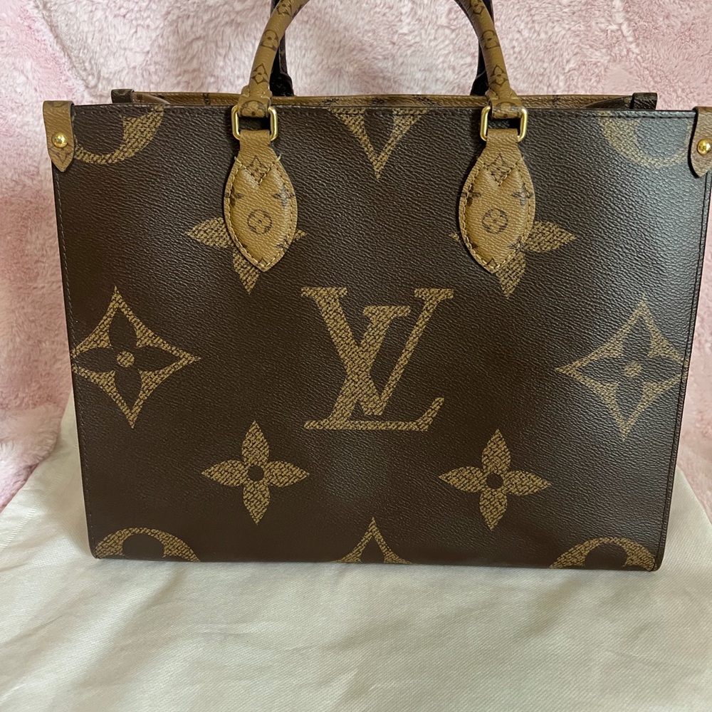 Louis Vuitton On The Go MM Reverse Monogram Tote - Picture 15 of 16